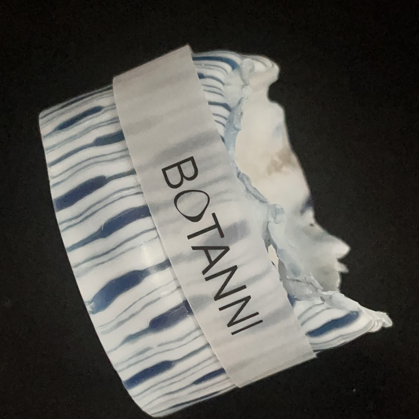 Botanni Kerze, Farbverlauf-Technik, Rauer Sockel