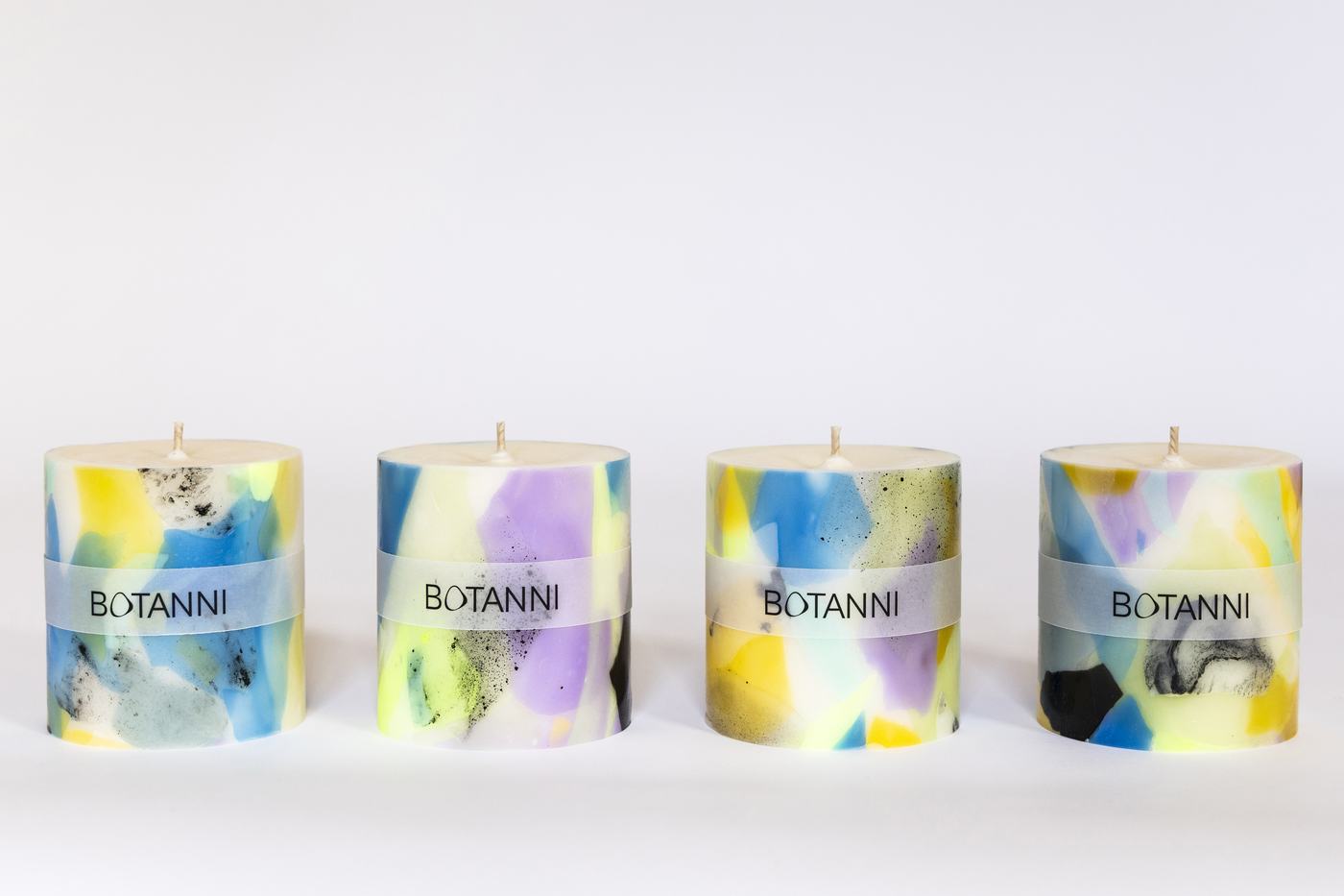 Botanni Kerze in der Hand